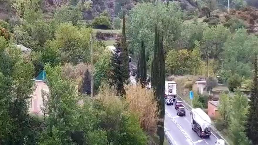 Cua a la C-16 després de l'accident amb tres turismes implicats aquesta tarda