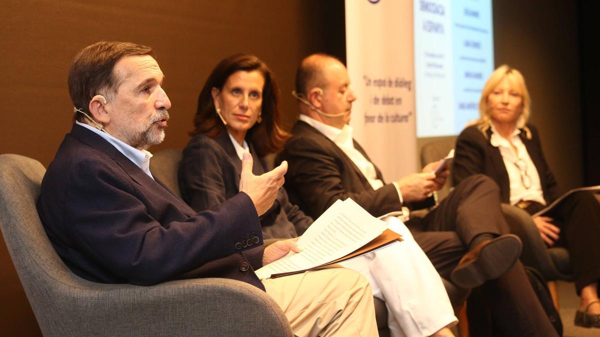 De izquierda a derecha Sergio Vila-Sanjuán; Ainhoa Grandes, presidenta de la Fundació MACBA; Jesús Badenes, director general de la Divisió Editorial de Grupo Planeta, y Laura Cendrós, presidenta de la Fundació Amics del MNAC