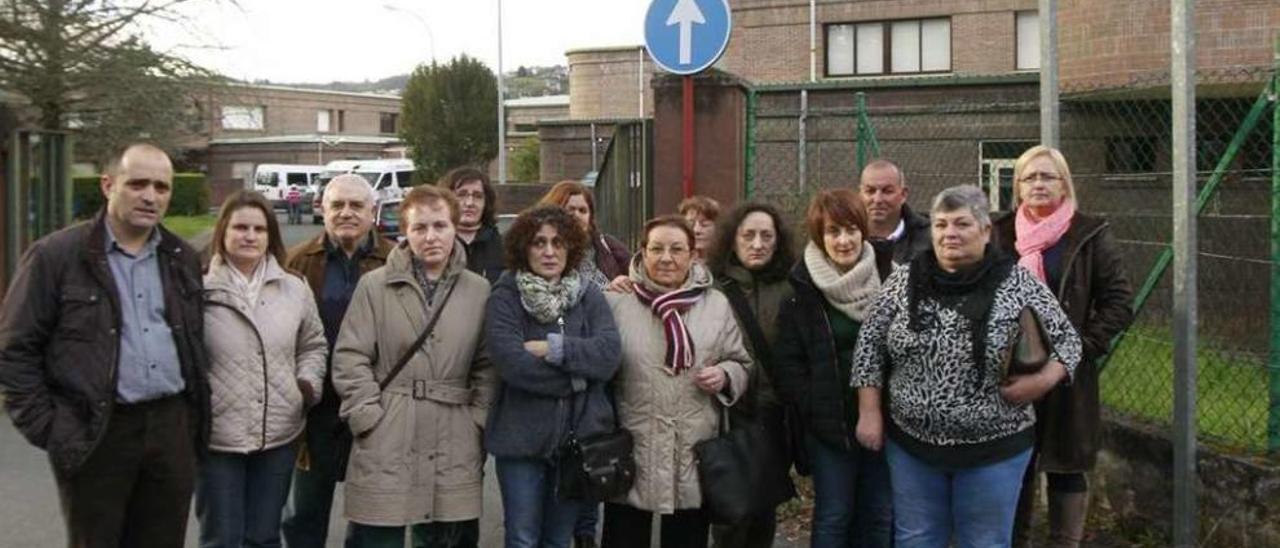 Los padres, en un reciente acto ante el colegio de educación especial &quot;Velle&quot;. // J.Regal