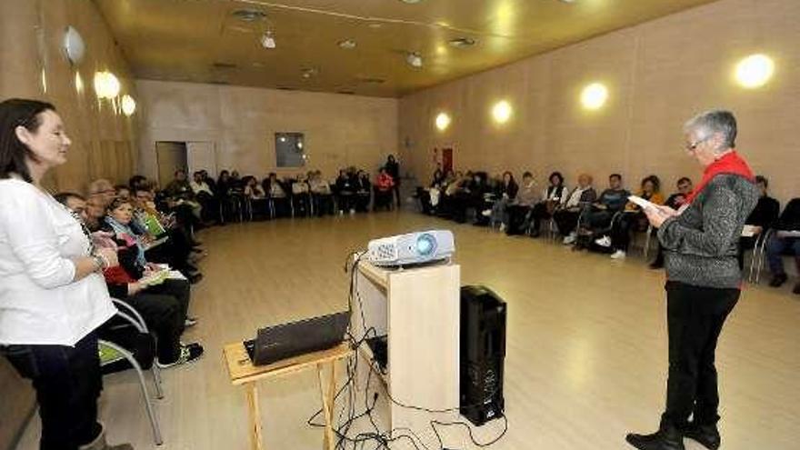 Una voluntaria de Amigos de Mieres, durante la presentación.