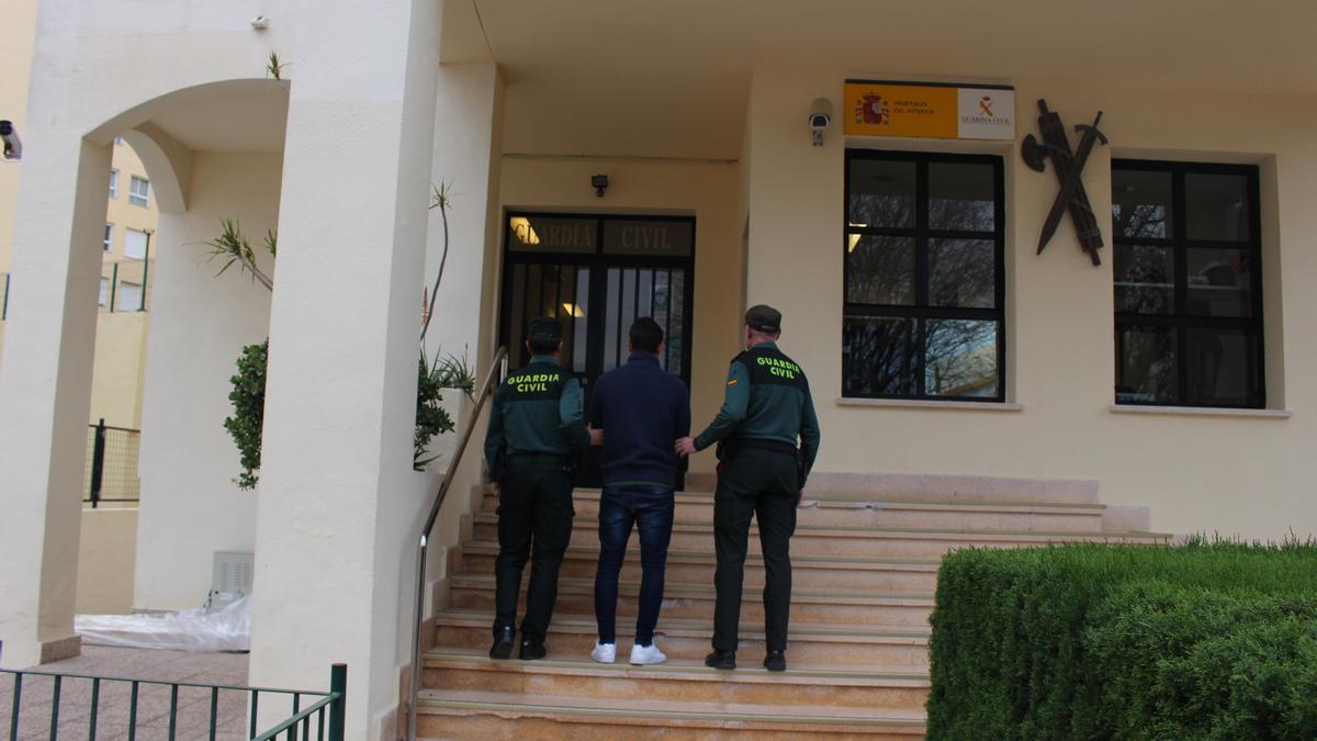 La Guardia Civil con uno de los detenidos por la presunta agresión mortal