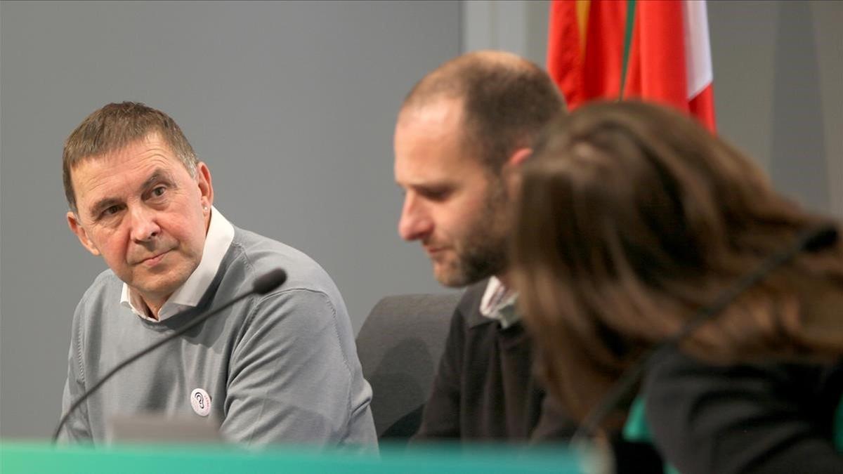 El coordinador general de EH Bildu Arnaldo Otegi, durante la asamblea extraordinaria convocada para ratificar el apoyo a los Presupuestos en la sede de la formación en San Sebastián, el 26 de noviembre del 2020