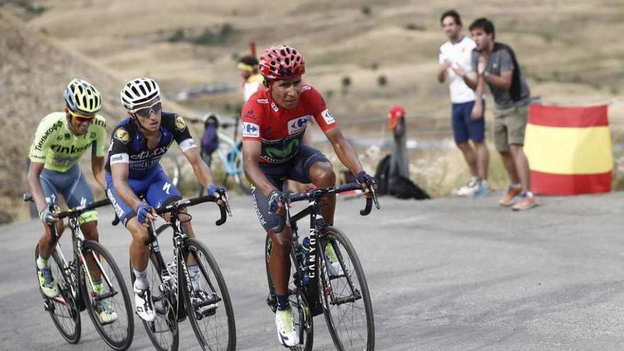 Quintana conduce a los escapados, por delante de Brambilla, que ganaría la etapa, y Contador. // Javier Lizón