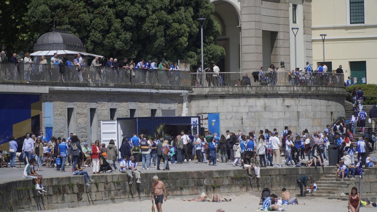 Aficionados del Dépor en la zona de Riazor