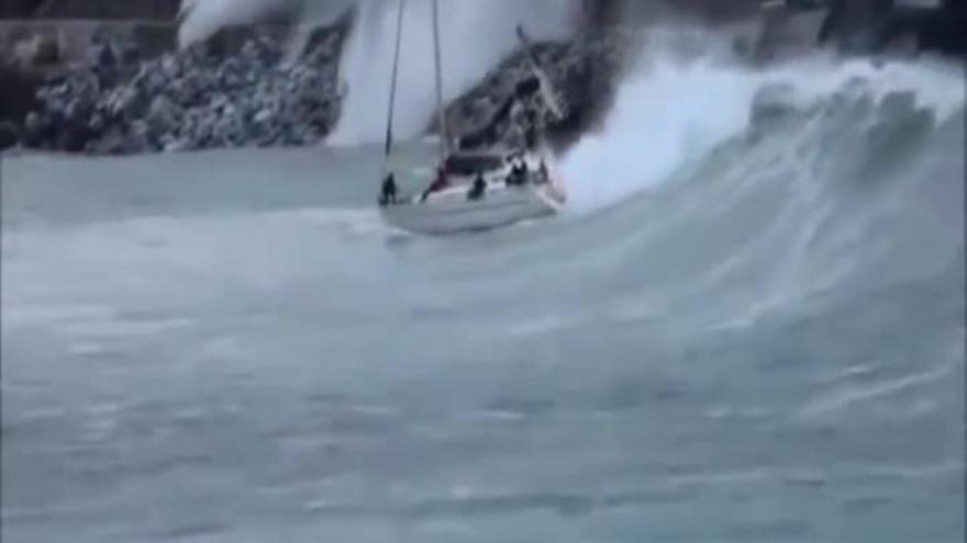 Un velero es engullido por una ola en el puerto de Zumaia