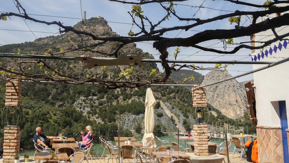 La terraza al Caminito del Rey desde La Garganta (Álora, Málaga), uno de los establecimientos con un solete para perderse de la guía Repsol.