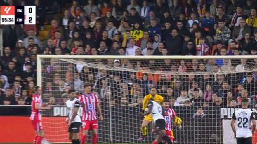 La jugada más polémica en Mestalla y el Valencia estalla: &quot;Esto es penalti&quot;