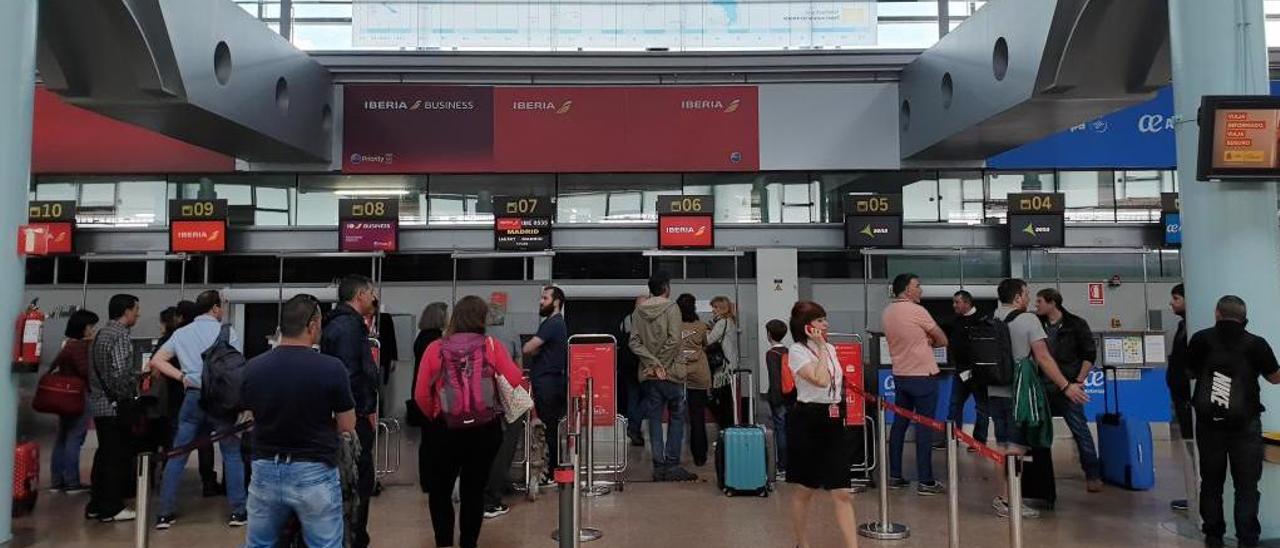 Viajeros facturando sus maletas en el aeropuerto de Vigo antes de la crisis del coronavirus. // Marta G. Brea