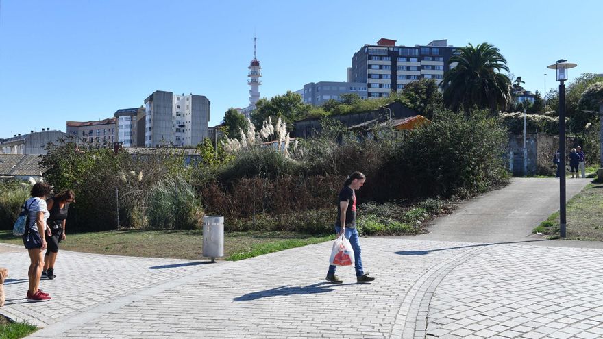 Los bomberos de A Coruña recogen una serpiente de un metro junto al parque de Oza