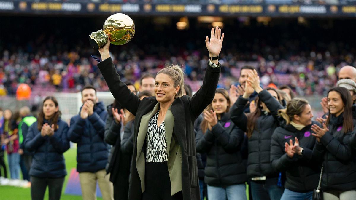 Continúan los momentos históricos para Alexia: ovacionada en el Camp Nou y con el Balón de Oro en sus manos