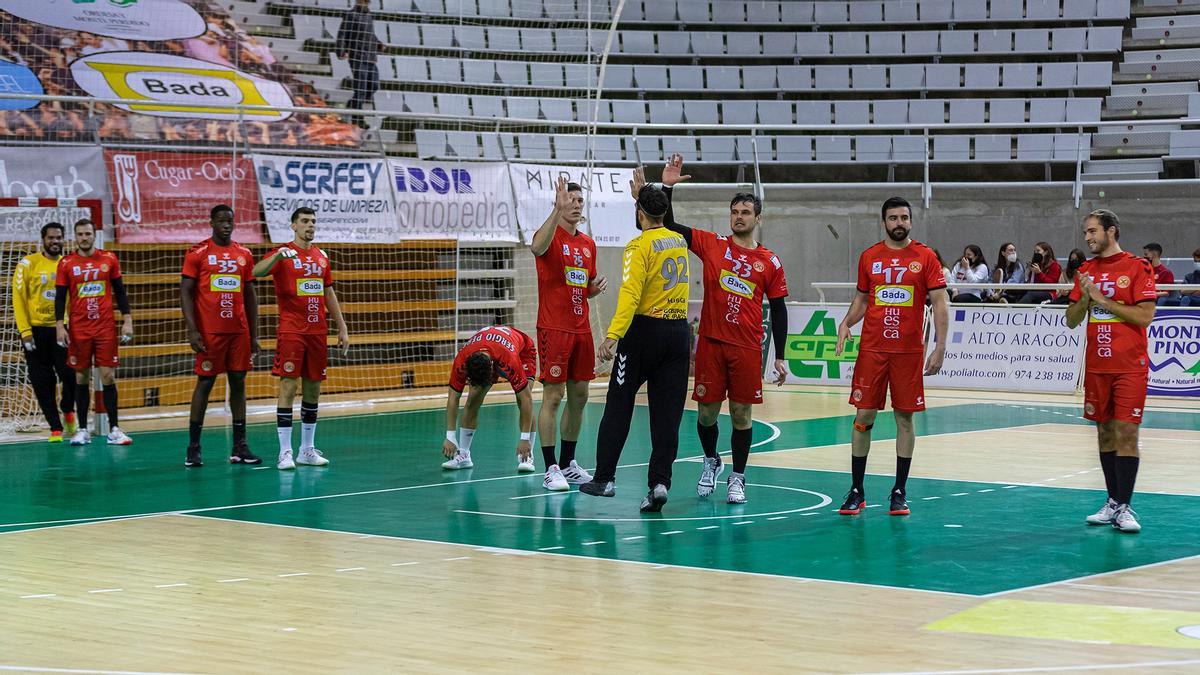 Los jugadores del Bada Huesca se saludan en el Palacio de los Deportes.