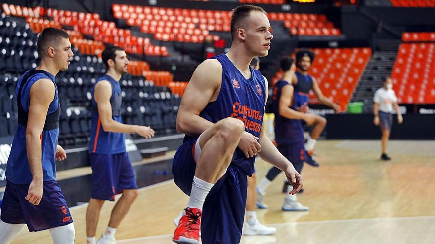 Klemen Prepelic, durante el entrenamiento de ayer en La Fonteta.