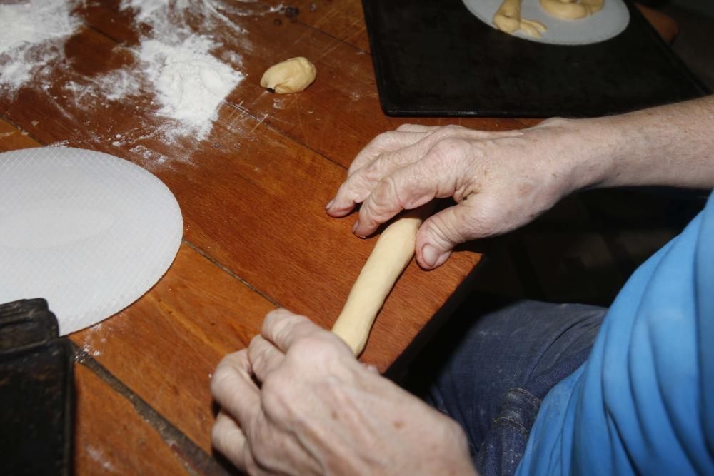 Forn de Manuela. Primer premio de monas y segundo de torta de pasas y nueces.