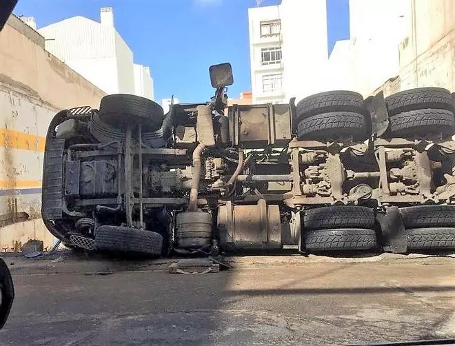 Vuelco de un camión grúa en Guanarteme