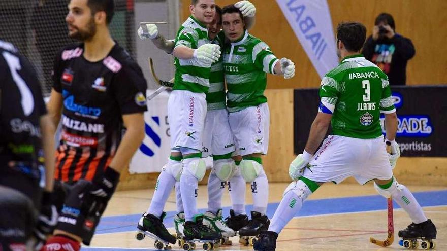 Los jugadores del Liceo celebran un gol en un partido disputado esta temporada en Riazor.