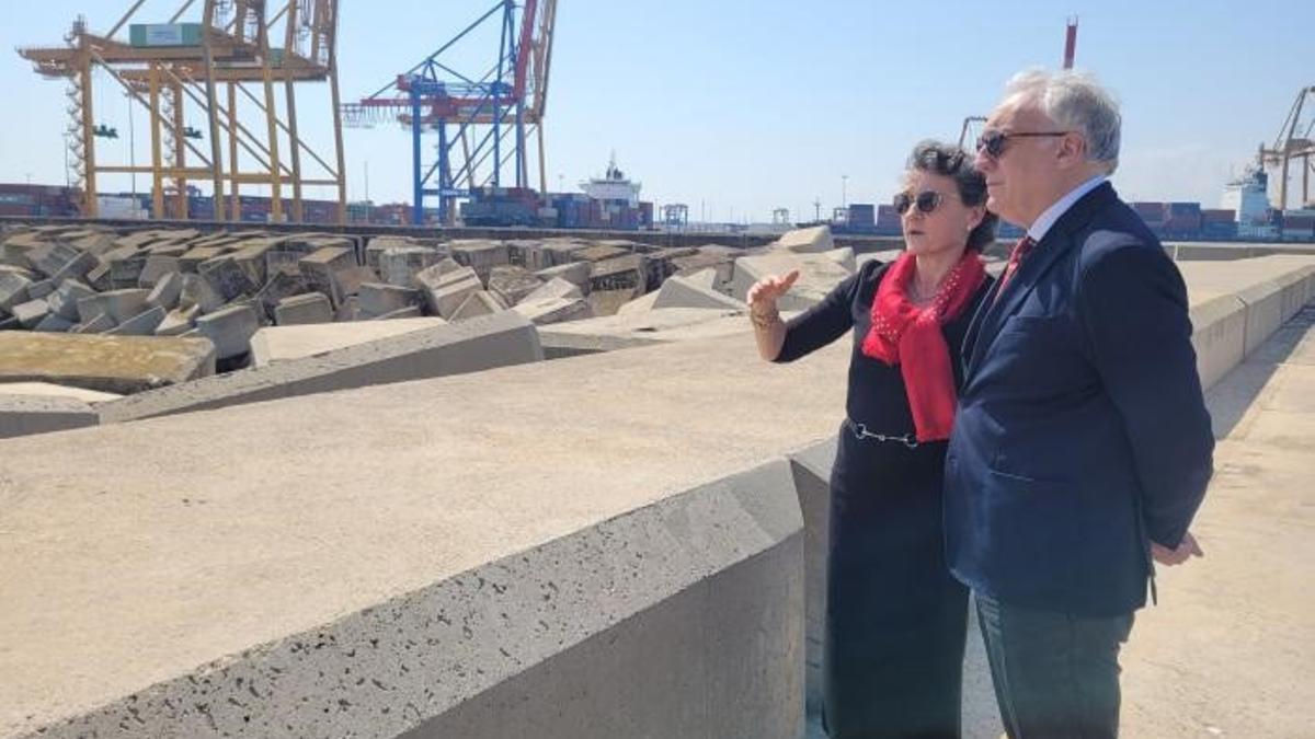 La presidenta de la APV, Mar Chao, y el consejero aragonés Octavio López, en el puerto de València.
