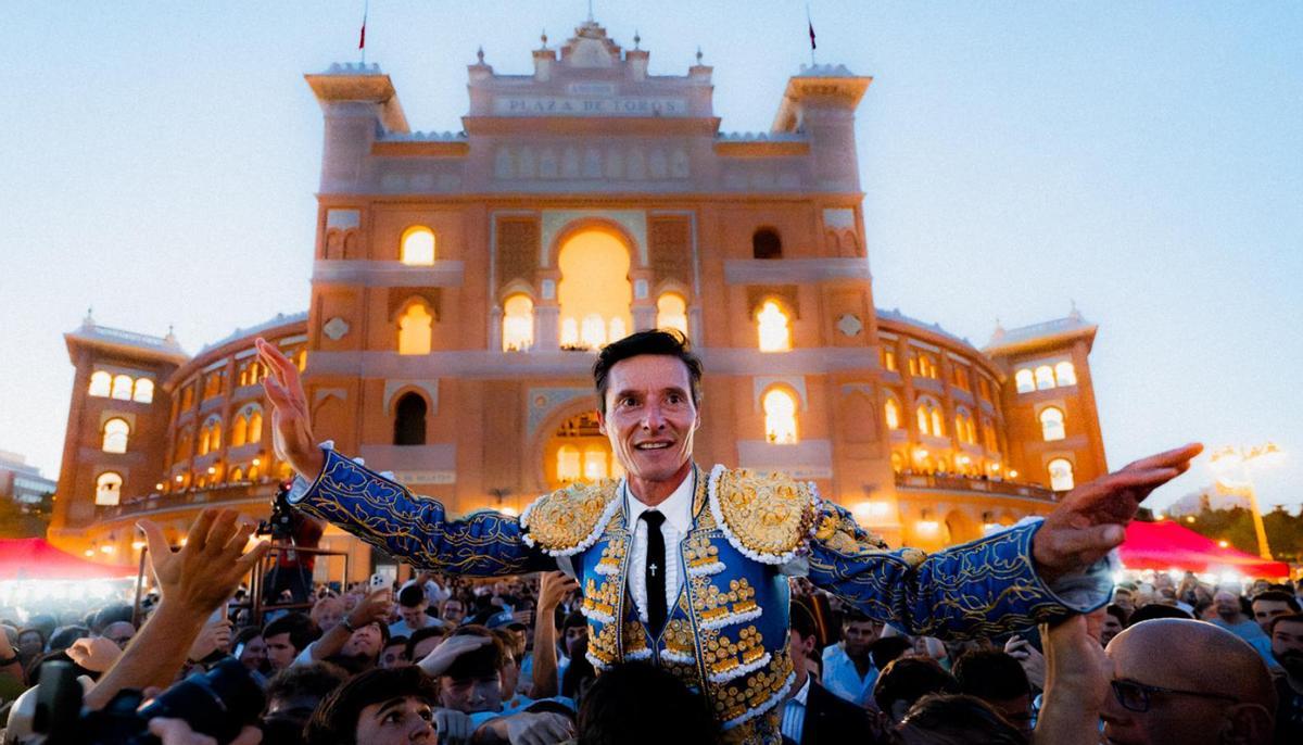 El maestro Diego Urdiales sale por la puerta grande de Las Ventas en la Corrida de la Prensa.
