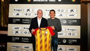 Joan Soteras, presidente de la Federació Catalana de Futbol, y Bojan Krkic en la presentación del amistoso Catalunya-Mali