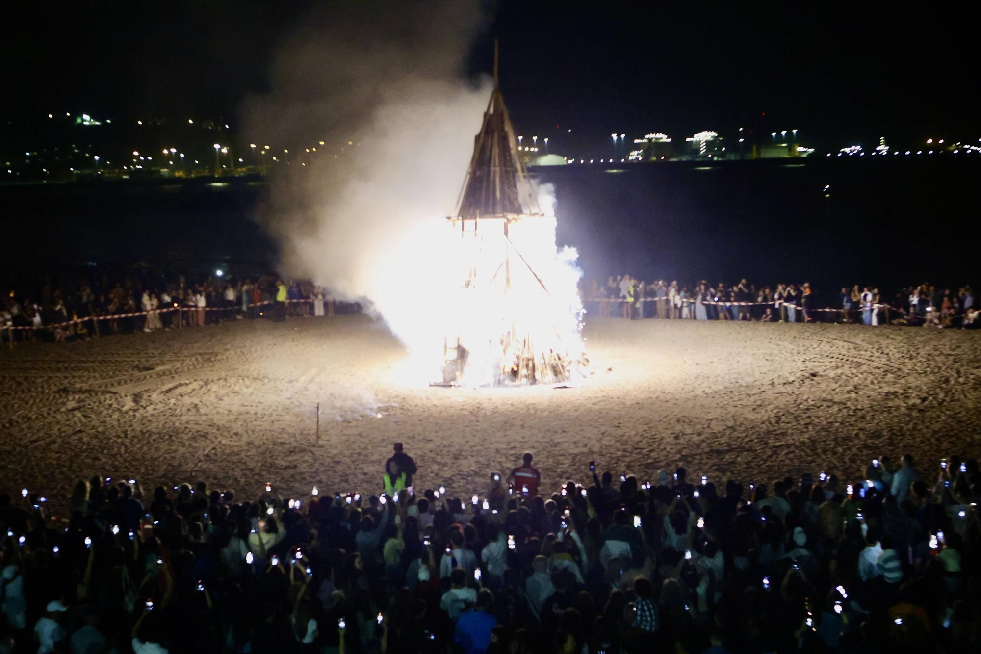 Fuegos artificiales, música, flores, hoguera... la celebración de San Juan en Gijón, en imágenes