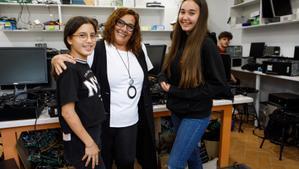 Yolanda Corral, directora de la Escola Municipal d’Adults l’Olivera (centro), con Alba López y Angie Paola Oliva, las dos primeras estudiantes chicas de PFI de Informática.