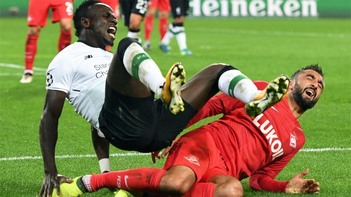 Mané -izquierda- no podrá jugar hasta finales de noviembre