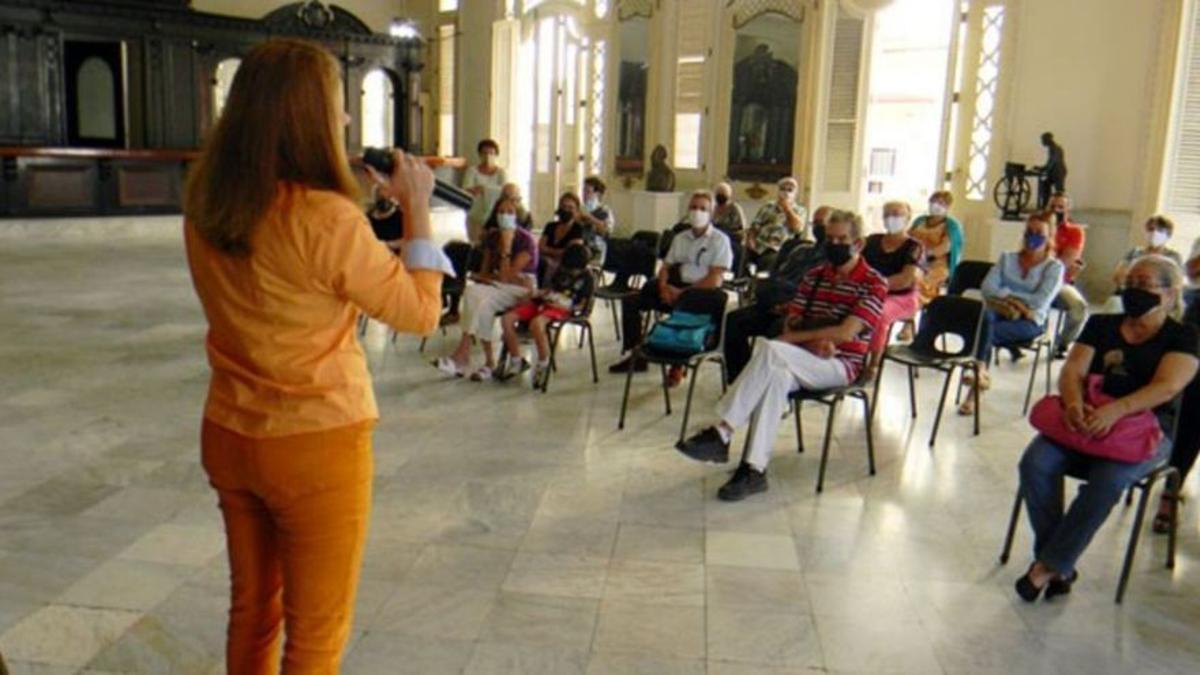 Arriba, actuación de la cantante Alina Clemente en la primera asamblea tras la crisis sanitaria.
