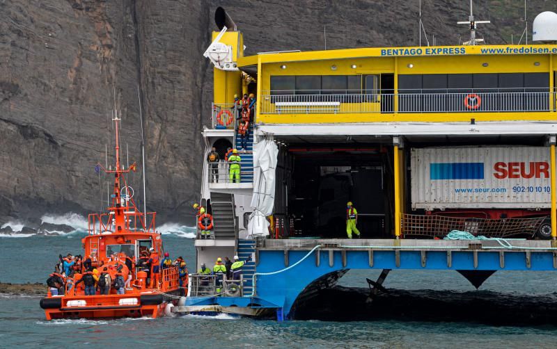 Traslado a puerto de los pasajeros del ferry encallado en Agaete