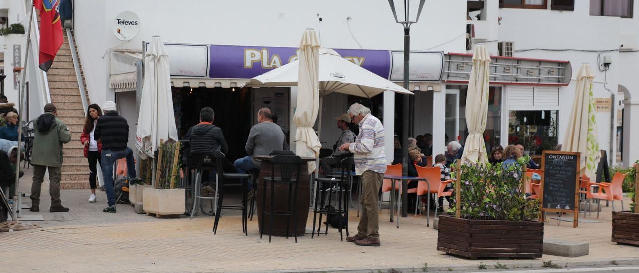 Los vecinos se reunieron en uno de los pocos bares abiertos en Sant Francesc. | C.C.