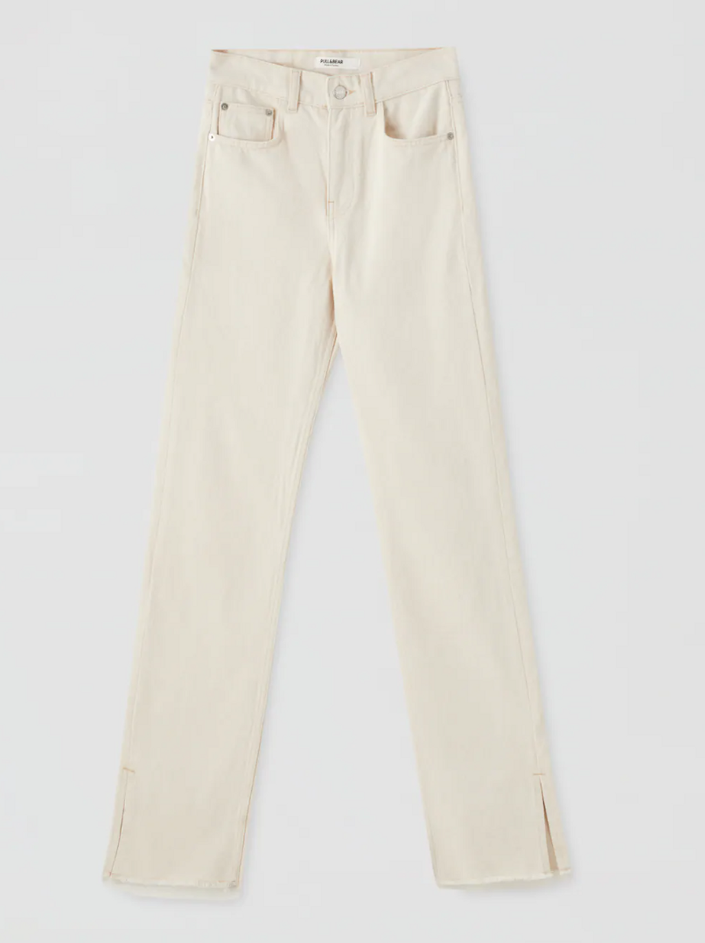 Pantalones blancos de aberturas, de Pull and Bear.