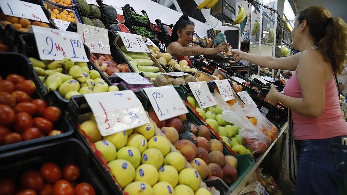 Puesto de frutas y verduras en un mercado de abastos de la ciudad.
