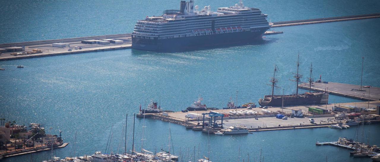 El Puerto de Alicante pierde transporte de mercancías pero gana cruceristas