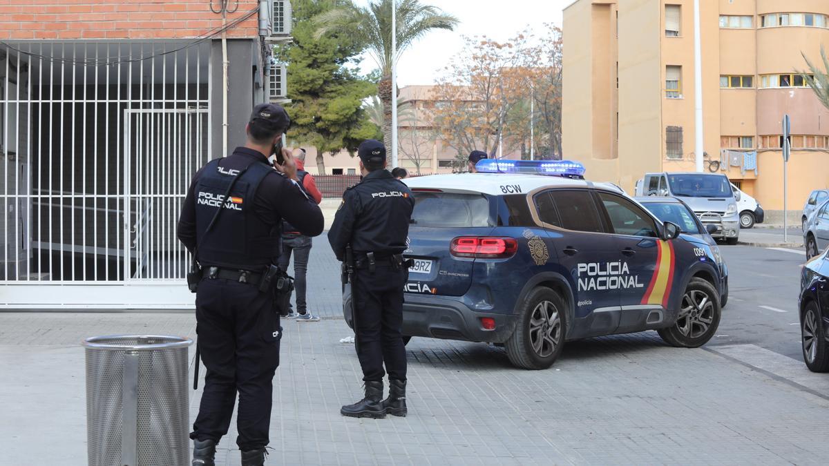 La Policía en el inmueble de Elche donde mataron a una joven de un tiro en Navidad.