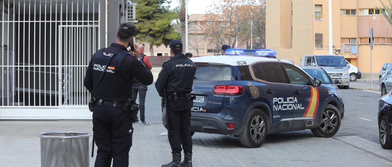 La Policía en el inmueble donde iba a realizarse la reconstrucción y coche donde estaba el presunto asesino.