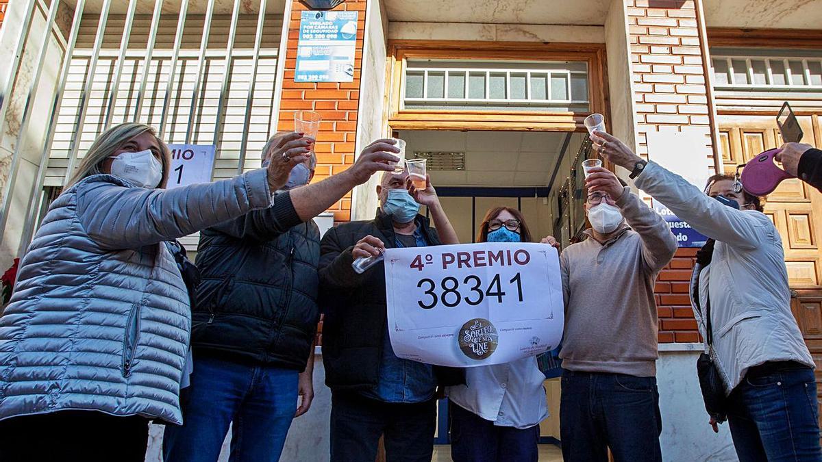 Celebración en la administración de Meliana y, en la imagen de la derecha, el lotero Javier Gimeno. | LEVANTE-EMV