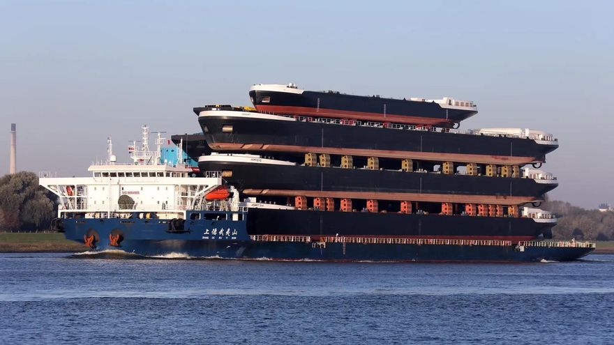 Un mercante sumergible pierde parte de dos gigantescas grúas que transportaba frente a Cabo Ortegal