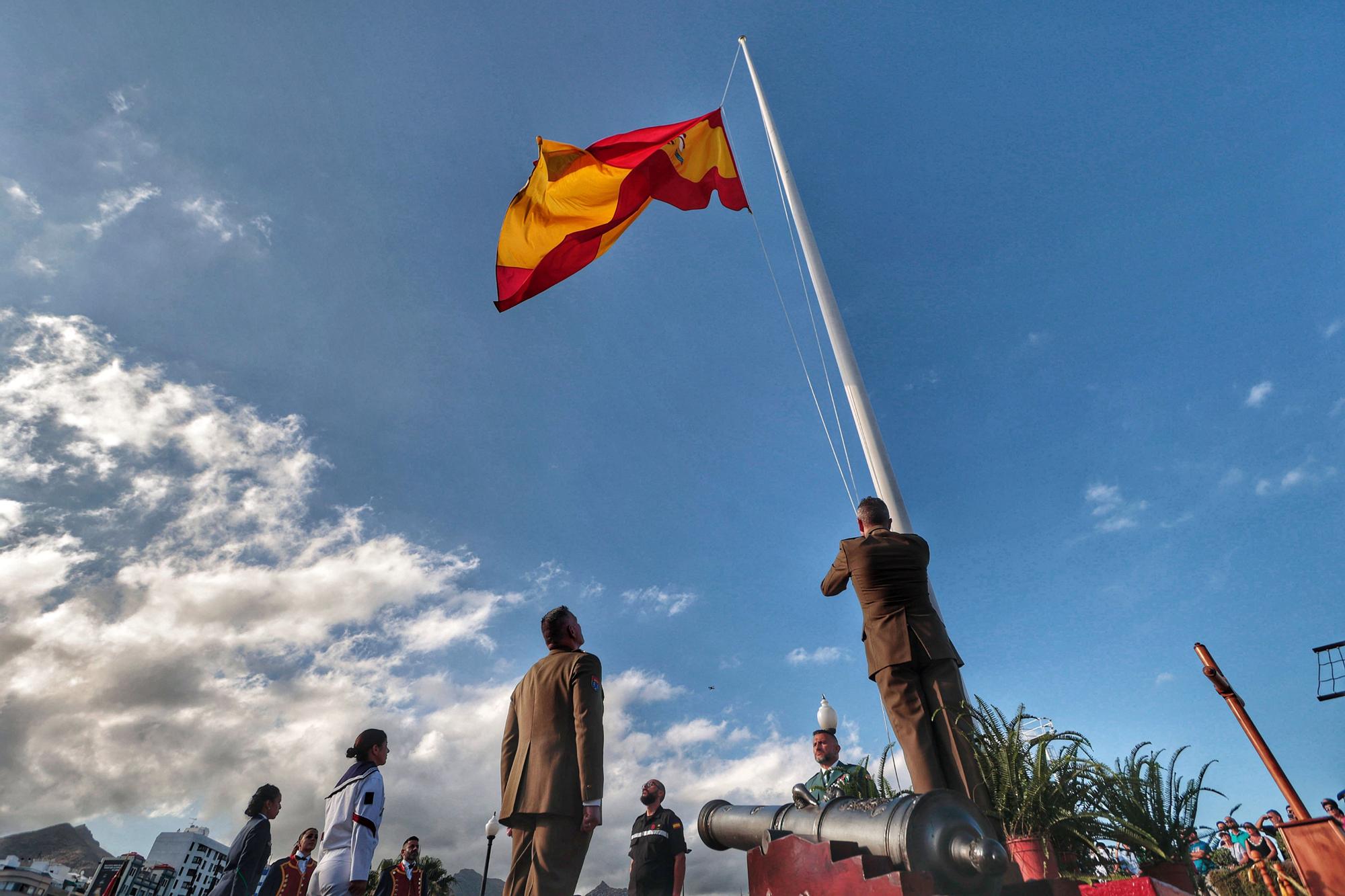 Arriado de la bandera nacional y exposición de material del Ejército