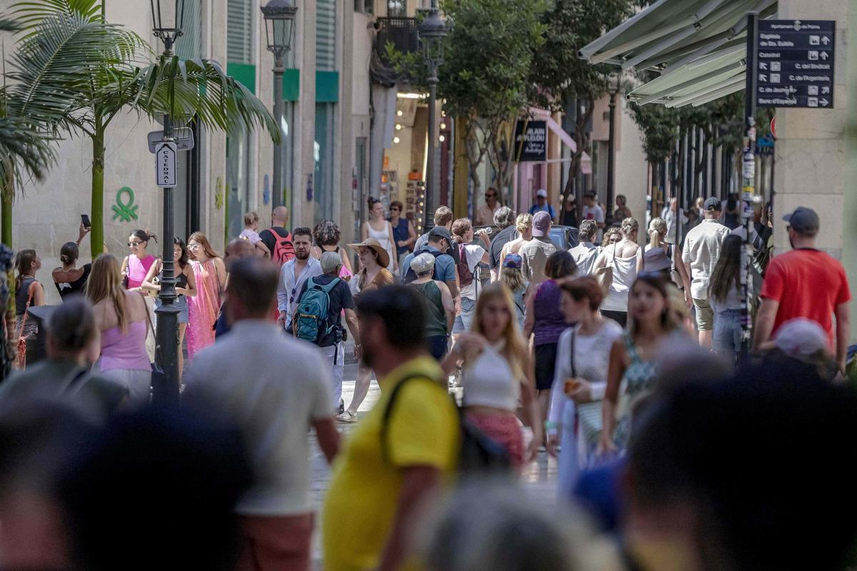 La ecotasa es poco útil para limitar la llegada de visitantes a las islas durante la temporada alta.