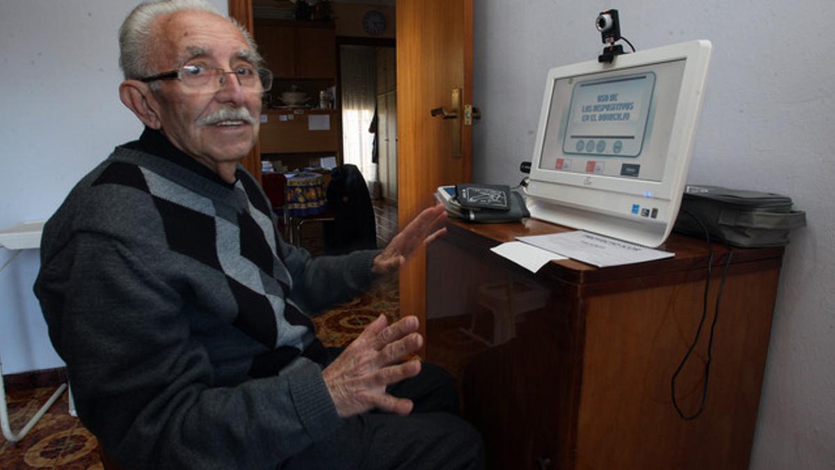 Josep Borrás López, en casa, frente a la pantalla táctil, el pasado martes.