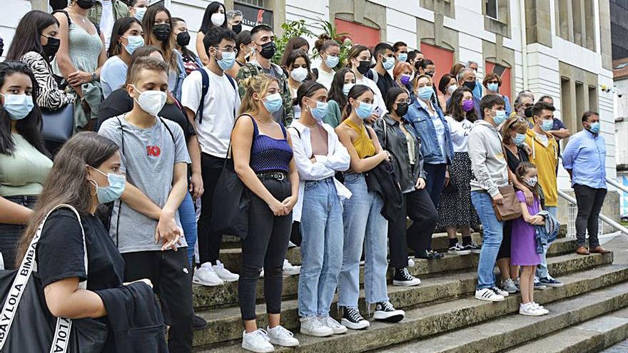 Comunidad universitaria y familiares, ayer, en el pabellón I.   | // FDV