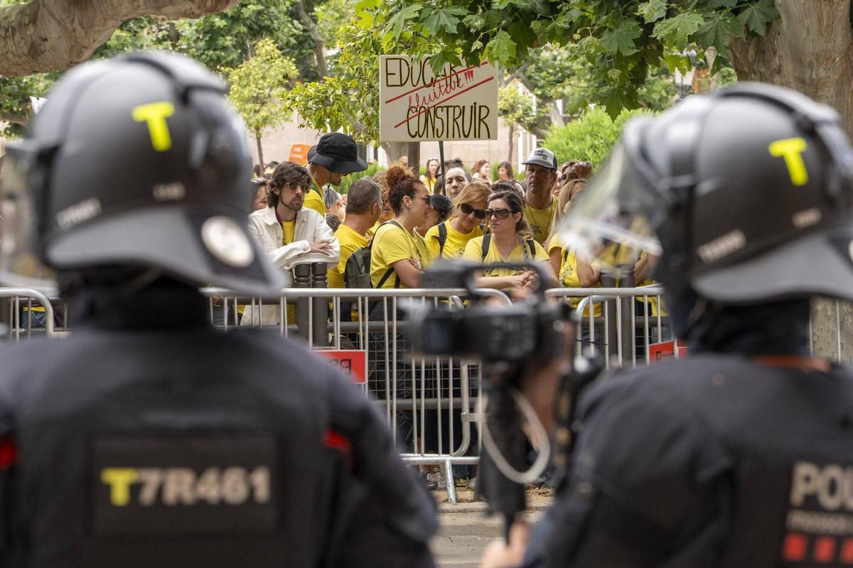 Manifestantes participan en una marcha por el centro de Barcelona durante una jornada de protesta del sector educativo