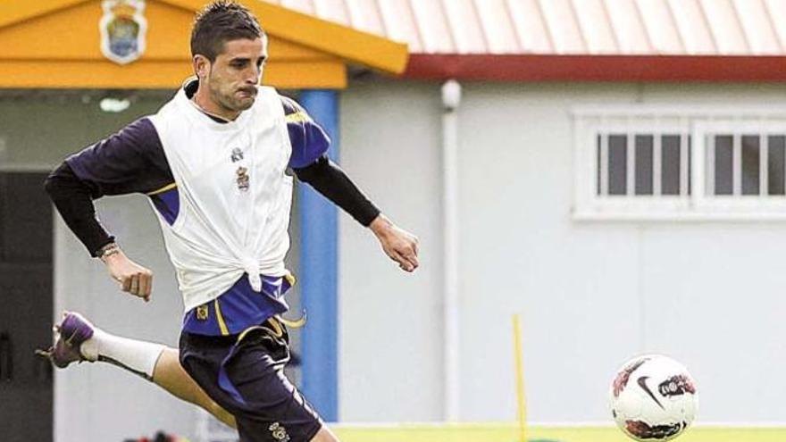 Javier Portillo ensaya el lanzamiento a portería durante un entrenamiento en Barranco Seco.