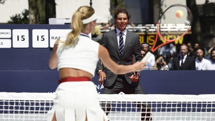 Nadal juega con la modelo francesa Constance Jablonski en el evento promocional en el parque Bryant de Nueva York.