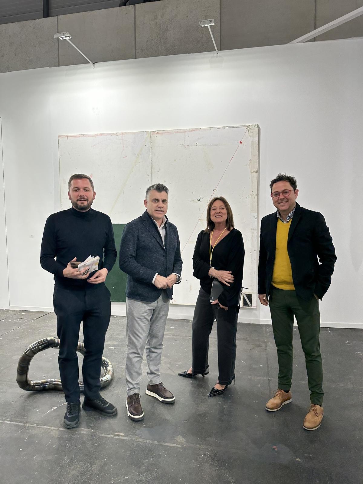 Manuel Cebrián (d) en su visita al stand de la galería Art Nueve en el último Arco Madrid.