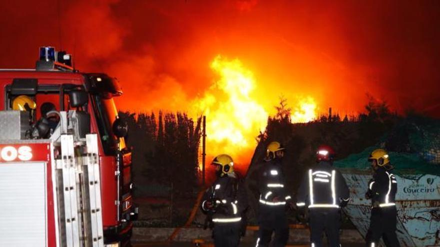 Un incendio destroza por segunda vez en diez años la nave de Xesnatura en Porriño