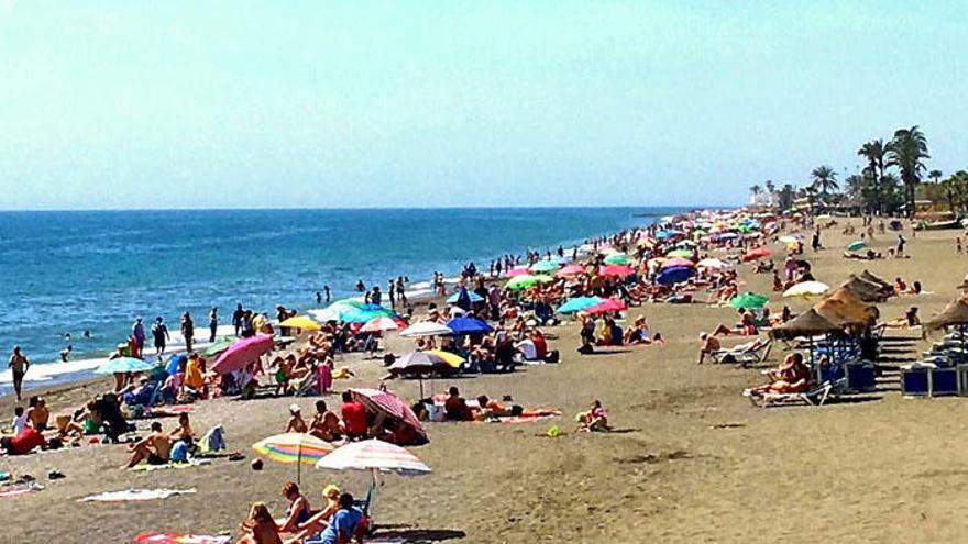 Imagen de una playa de Torre del Mar. Vélez contará este año con una zona de varada y botadura para embarcaciones.