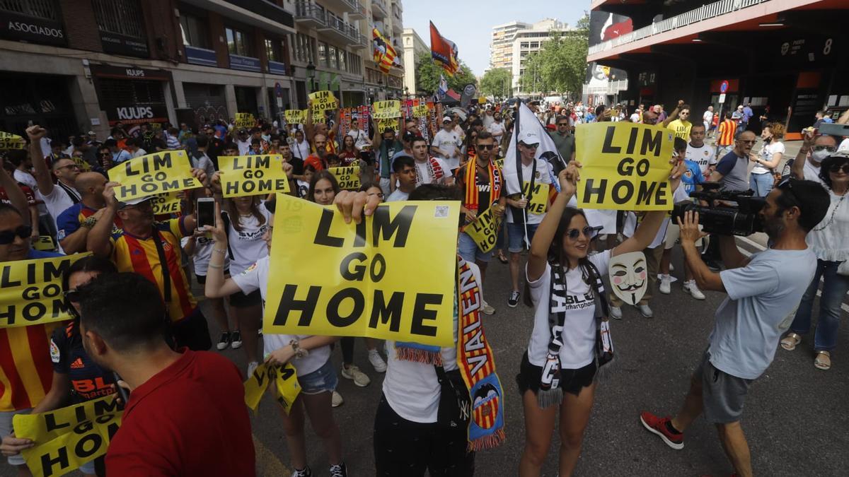 Los aficionados se concentran en los aledaños de Mestalla: "Esto es una vergüenza"