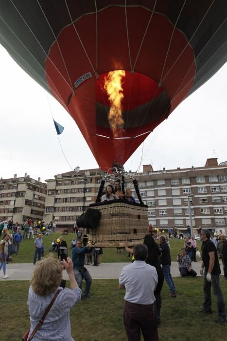 Salida de la regata de globos aerostáticos desde el "solarón", en Gijón.