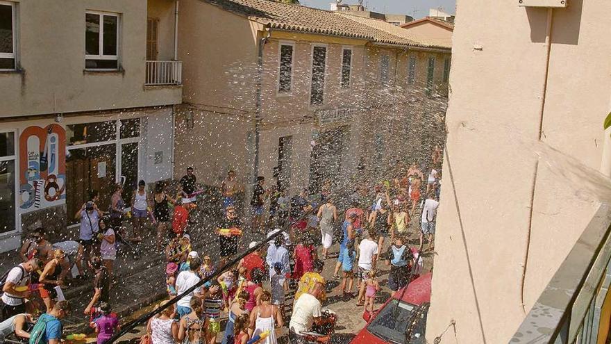 Una vecina aprovecha para ´disparar´ agua desde el balcón