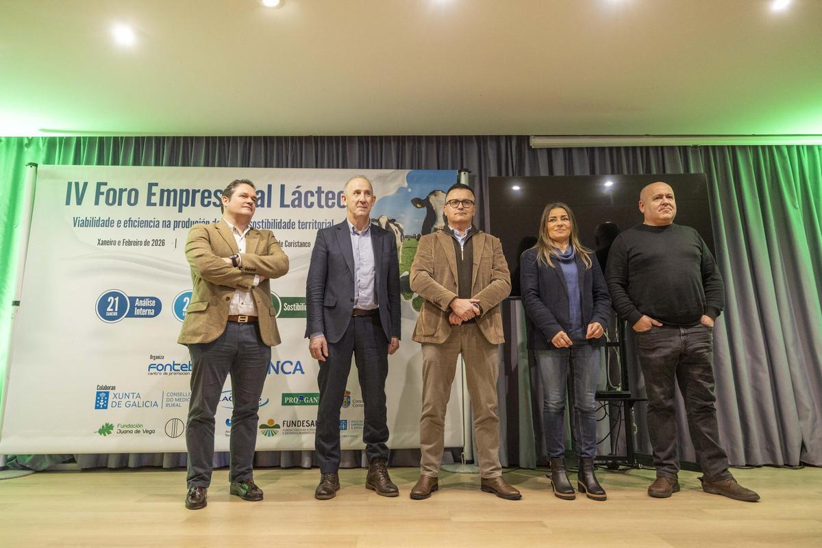 O alcalde, segundo esquerda, e o conselleiro, no centro, na EFA Fonteboa.