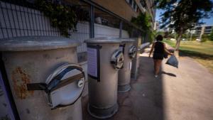 Buzones cerrados con cinta aislante por los vecinos en la plaza Ramon Calsina por una avería en la recogida neumática, en Barcelona.